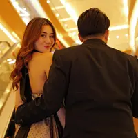 Aaliyah Massaid  tampil menawan dalam balutan backless dress hitam dengan detail see-through dan bunga emboss. [@thariqhalilintar].