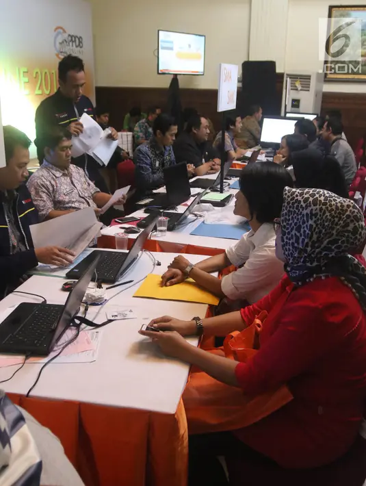 Orang tua murid tingkat SMA/SMK mengantre di Posko Pelayanan Peneriman Peserta Didik Baru (PPDB) Online tahun ajaran 2018 di SMKN 1 Budi Utomo, Jakarta, Kamis (28/6). Pendaftaran PPDB online tingkat SMA/SMK berakhir hari ini. (Liputan6.com/Arya Manggala)