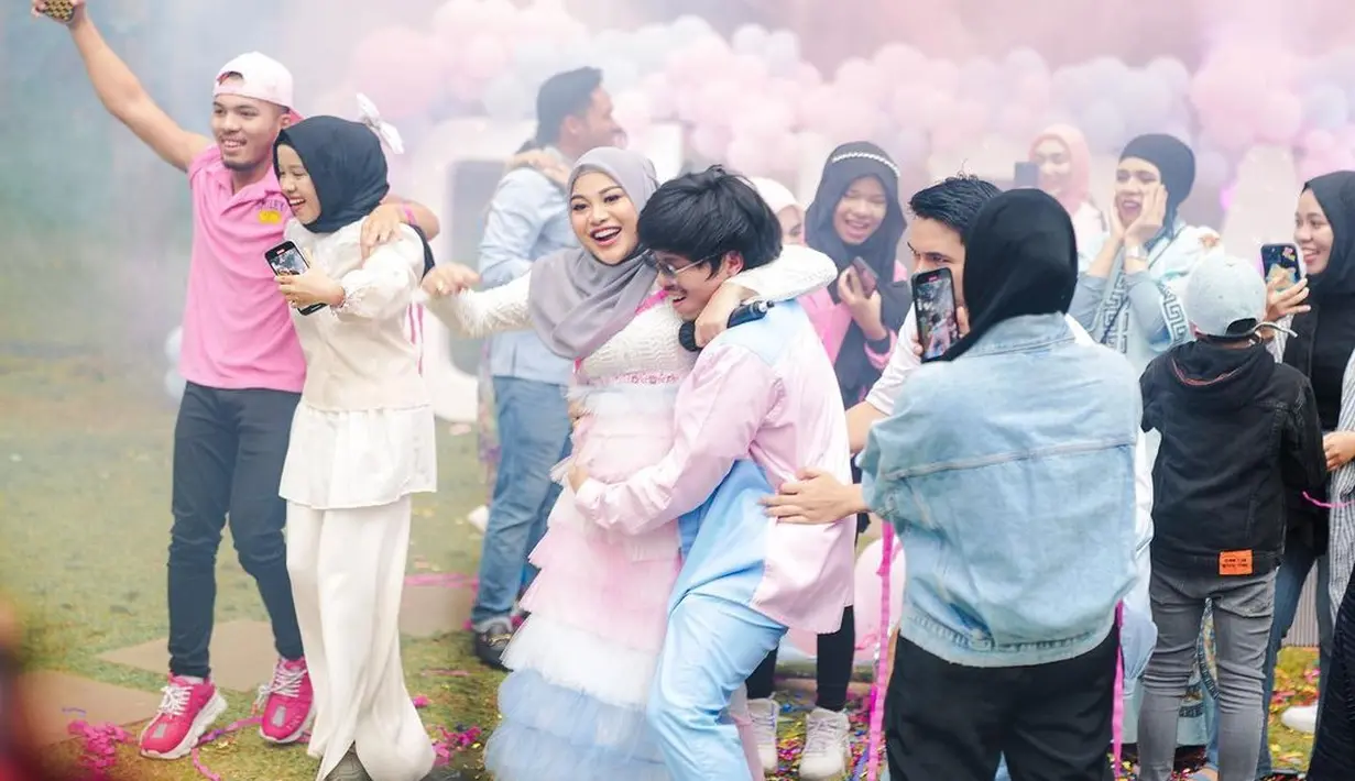 Begitupun dengan sang suami Atta Halilintar yang mengenakan setelan kemeja dengan patch nuansa biru-pink. [Foto: IG/ashanty_ash/aurelie-hermansyah].