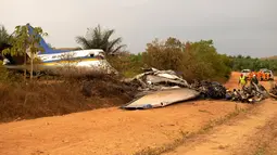 Puing pesawat penumpang Douglas DC-3 yang jatuh di provinsi dataran Kolombia, Meta, San Martin, Kolombia (9/3). Pesawat bermesin ganda jatuh dalam penerbangan di antara dua kota yakni San Jose del Guaviare dan Vilavicencio. (Reuters/Santiago Molina)