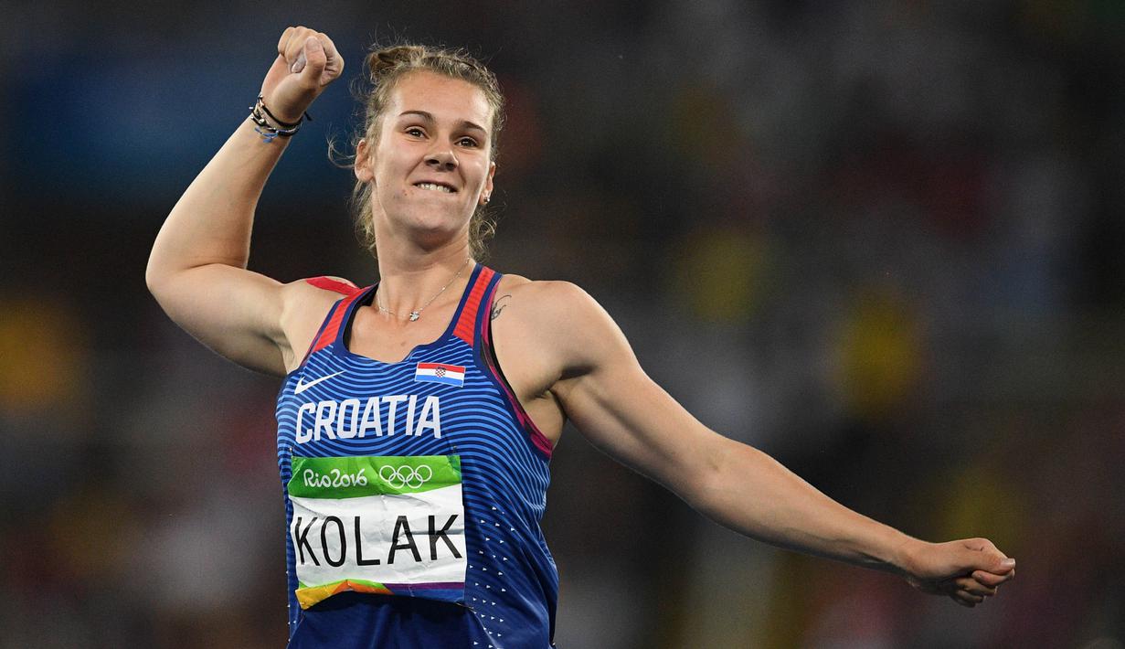 Atlet lempar lembing asal Kroasia, Sara Kolak, merayakan kemenangannya meraih medali emas pada final lempar lembing putri Olimpiade Rio 2016 di Stadion Olympic, Rio de Janeiro, (19/8/2016). (AFP/Johannes Eisele)