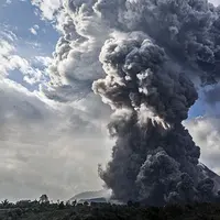 Awalnya Gunung Sinabung masuk ke dalam daftar gunung mati, tapi kini ia mulai terbangun dari tidur panjangnya.