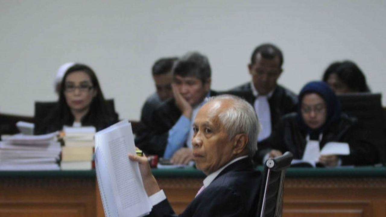 Sidang perdana, OC Kaligis dengar dakwaan JPU