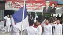 Warga binaan rumah tahanan klas II A Pondok Bambu nampak serius saat mengibarkan bendera saat mengikuti lomba pengibaran bendera di Rutan Pondok Bambu, Jakarta, Kamis (21/4). (Liputan6.com/Immanuel Antonius)