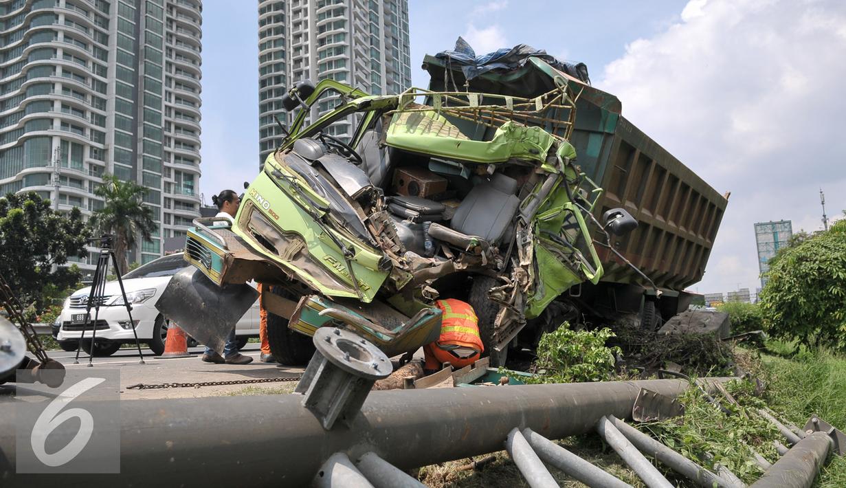 Petugas Jasa Marga mengevakuasi truk ringsek yang menabrak tiang rambu petunjuk arah di Jalan Tol Jakarta-Tangerang, Jakarta, Senin (5/9). Truk bernomor polisi B 935 IC menabrak tiang rambu lalu lintas di kilometer 6,5. (Liputan6.com/Yoppy Renato)