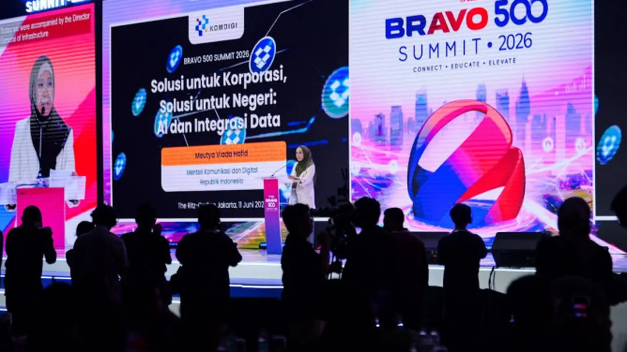 Menkomdigi Meutya Hafid memberikan keynote speech di gelaran XLSmart Bravo 500 Summit 2026 di Hotel Ritz-Carlton, Jakarta Selatan, Kamis (11/06/2026). Credit: Komdigi