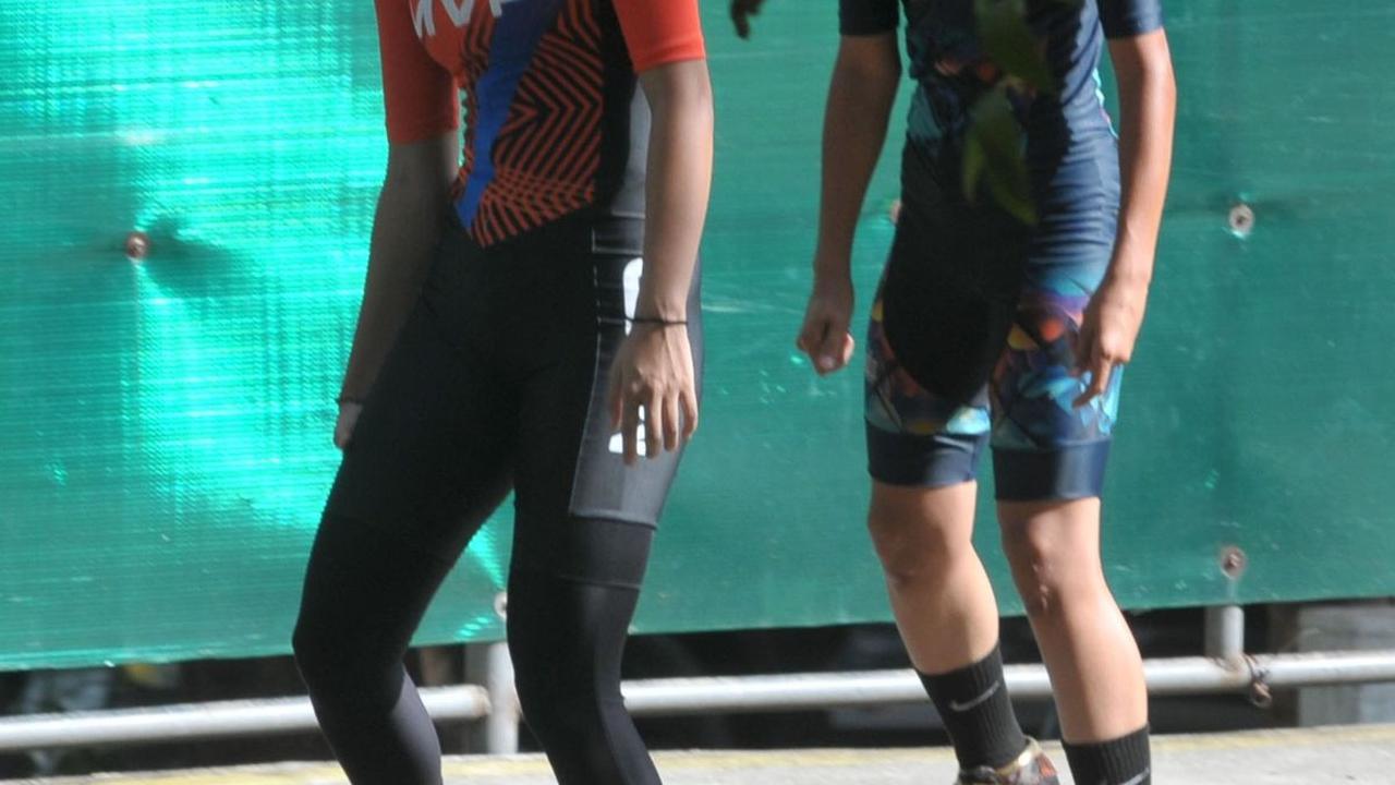 Atlet sepatu roda atau roller blade saat melakukan sesi latihan rutin di Taman Kota Patriot, Bekasi, Jawa Barat, Rabu (12/6/2024).