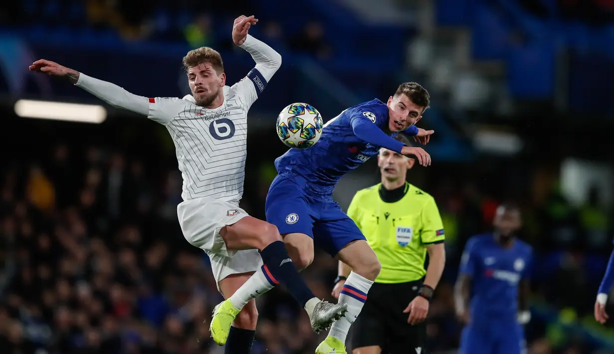 Pemain Lille Xeka (kiri) berebut bola dengan pemain Chelsea Mason Mount pada pertandingan Grup H Liga Champions di Stadion Stamford Bridge, London, Inggris,  Selasa (10/12/2019). Chelsea menang 2-1 dan lolos ke babak 16 besar Liga Champions. (AP Photo/Thanassis Stavrakis)
