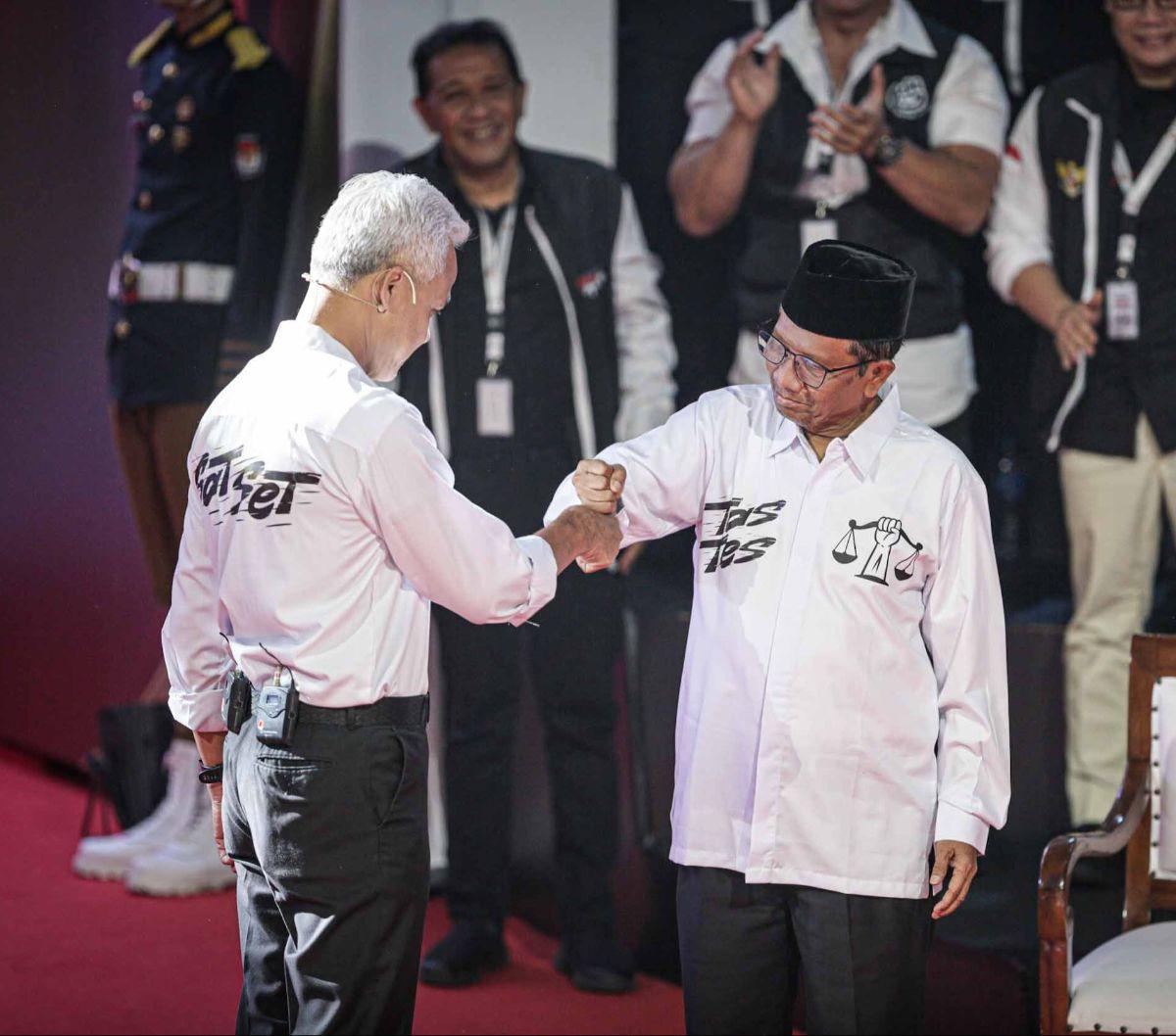 Calon Presiden nomor urut 3, Ganjar Pranowo menjawab pertanyaan yang diajukan oleh panelis terkait meningkatkan pelayanan publik dalam debat perdana Pilpres 2024, Selasa (12/12/2023). Menariknya, terjadi balas membalas dengan calon presiden nomor urut 2 P