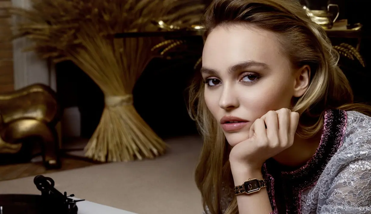 Lily-Rose Depp tampil dengan gaya elegan mengenakan jam tangan terbaru Chanel, Premiere. [Chanel]