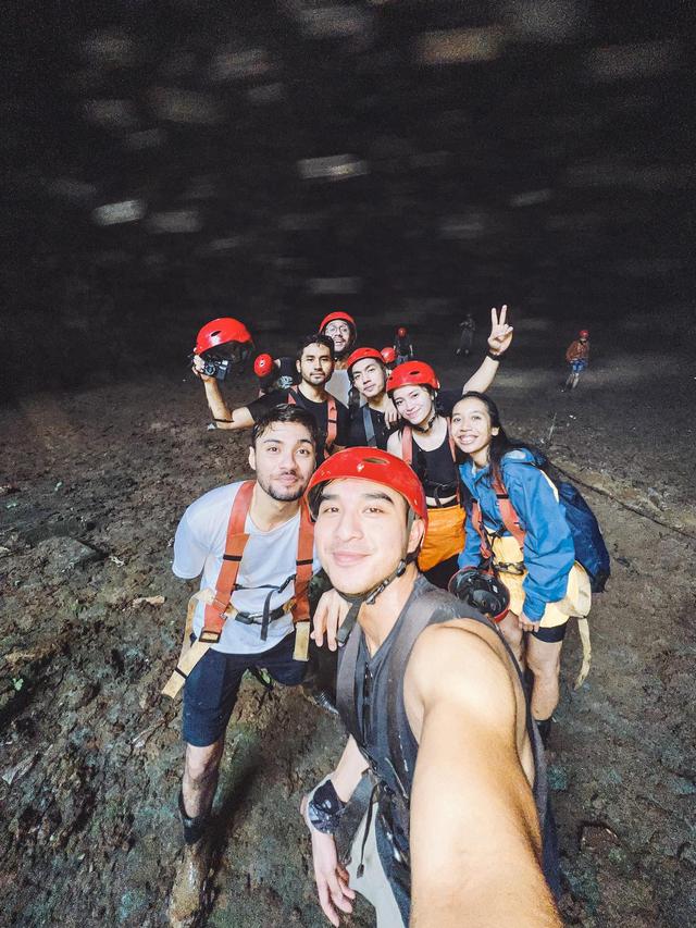 6 Momen Seru Refal Hady Liburan ke Gua Jomblang Bersama Sabahat