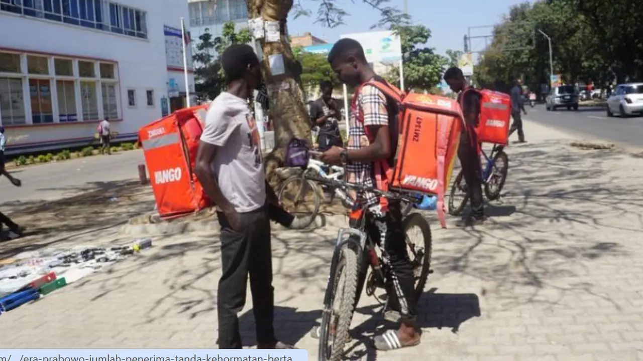 Potret anak muda di Lusaka, Zambia yang menjadi kurir sepeda (Dok. Xinhua).