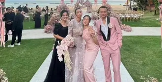 Jadi ajang reuni para cast AADC, Dian Sastro yang didapuk sebagai bridesmaid tampil menawan dengan one shoulder dress dari Sapto Djojokartiko. [Foto: IG/therealdisasr].