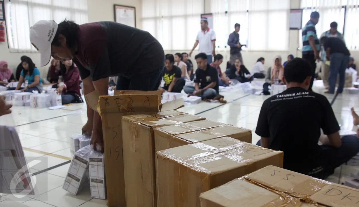 Aktivitas pekerja saat melipat suara di Kantor KPU, Jakarta, Kamis (2/2). KPU Kota Administrasi Jakarta Barat distribusikan 2000 lebih alat bantu bagi pemilih tunanetra untuk tiap TPS di wilayah Jakarta Barat. (Liputan6.com/Yoppy Renato)