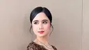Untuk bawahannya, Tissa memadukan kebaya tersebut dengan kain batik bermotif klasik bernuansa gelap. Kombinasi ini menciptakan harmoni warna yang dalam dan sophisticated, sekaligus memperkuat identitas budaya dalam keseluruhan look.