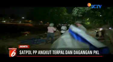 Razia membuat sejumlah PKL panik dan berusaha menyelamatkan lapak dan dagangan mereka.