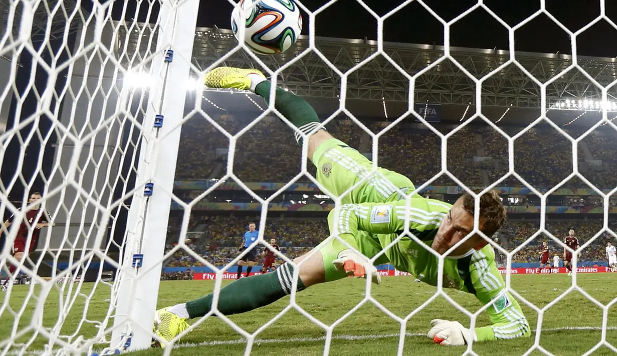 Penjaga gawang Rusia, Igor Akinfeev, gagal menahan tendangan pemain Korea Selatan, Keun Ho Lee, saat berlaga di babak penyisihan Piala Dunia 2014 Grup H, Pantanal Arena, Cuiaba, Brasil, (18/6/2014). (REUTERS/Paul Hanna)
