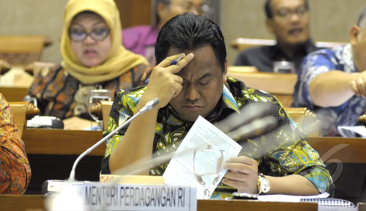 Menteri Perdagangan Rahmat Gobel saat mengikuti rapat dengar pendapat dengan anggota Komisi VI di Senayan, Jakarta, Senin (6/4/2015). Rapat ini membahas tentang dana desa.(Liputan6.com/Andrian M Tunay)
