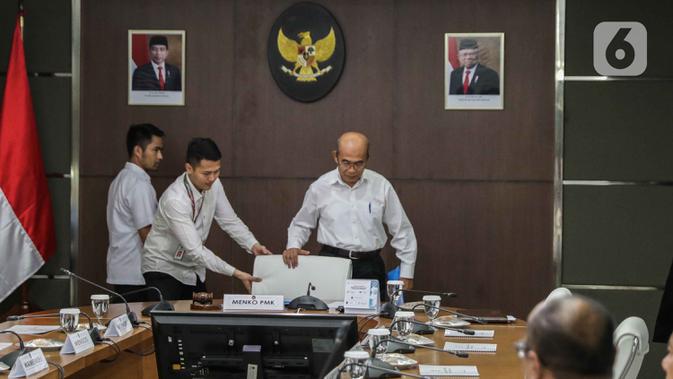 Menteri Koordinator Bidang Pembangunan Manusia dan Kebudayaan (Menko PMK) Muhadjir Effendy saat akan rapat koordinasi tingkat menteri di Kantor Kemenko PMK, Jakarta, Senin (17/2/2020). Rapat tertutup tersebut membahas program jaminan kesehatan nasional. (Liputan6.com/Faizal Fanani)