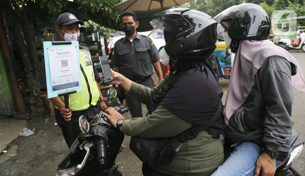 Pengendara motor memindai "barcode" melalui aplikasi PeduliLindungi sebelum memasuki Pasar Anyar di Kota Tangerang, Selasa (26/10/2021). PD Pasar Kota Tangerang memberlakukan penerapan aplikasi PeduliLindungi di dua pasar tradisional, yakni Pasar Anyar dan Pasar Poris. (Liputan6.com/Angga Yuniar)