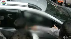 Menurut warga yang pertama kali mencurigai korban tewas, mobil terlihat terparkir sejak siang.