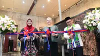 Kedutaan Besar Australia dengan bangga meluncurkan pameran seni instalasi digital yang menghadirkan pengalaman imersif, berjudul 'Walking Through a Songline' dikutip melalui keterangan tertulisnya, Jumat (7/7/2023). (Dok: Kedubes Australia di Jakarta)