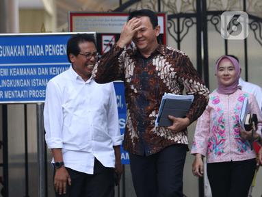 Komisaris Utama Pertamina Basuki Tjahaja Purnama tersenyum usai menemui Presiden Joko Widodo di Istana, Jakarta, Senin (9/12/2019). Pertemuan tersebut Presiden meminta agar memperbaiki defisit neraca perdagangan kita di sektor petrokimia dan migas. (Liputan6.com/Angga Yuniar)