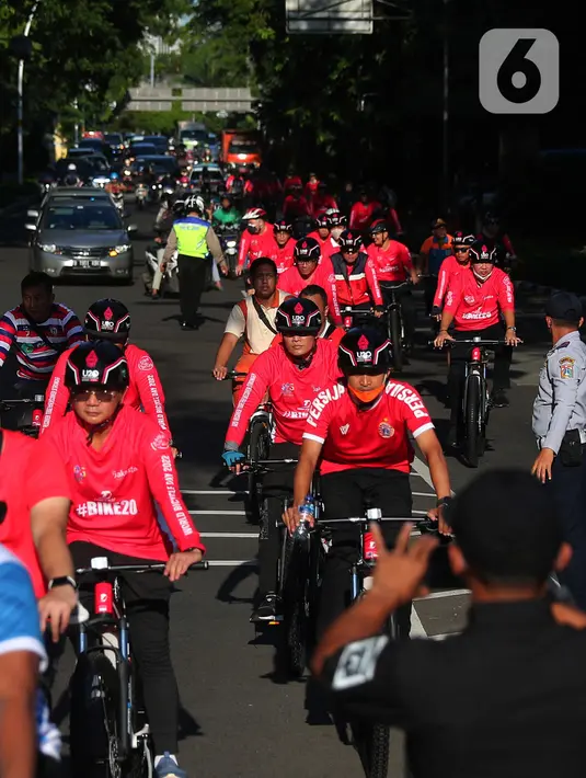 Masyarakat yang tergabung dalam Komunitas Bike to Work (B2W) Indonesia saat bersepeda memperingati hari bersepedah dunia di Jakarta Jumat (3/6/2022). (Liputan6.com/Angga Yuniar)