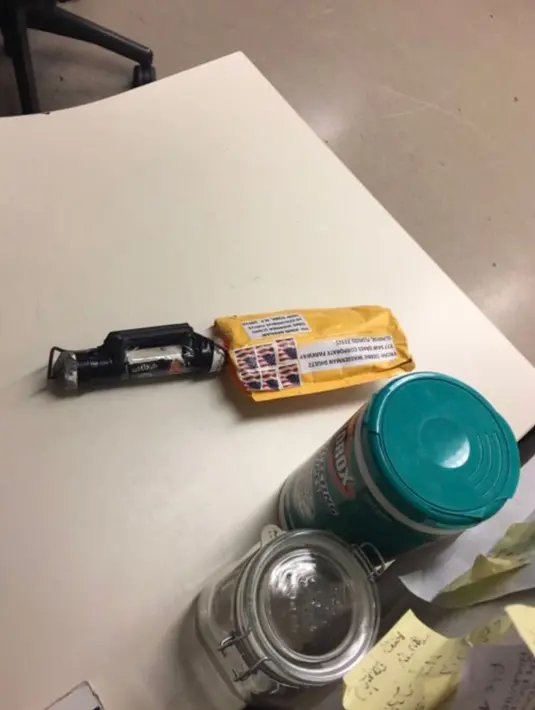 Paket alat peledak yang dikirim kantor berita CNN di New York City Rabu (24/10). Disebutkan Paket berisi perangkat tampak seperti pipa dan ada jaringan kabelnya tersebut mirip dengan yang ditemukan di kediaman Clinton dan Obama. (Courtesy of CNN / AFP)