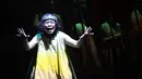 Para aktor Teater Koma menampilkan adegan dalam pementasan Rumah Sakit Jiwa di Graha Bhakti Budaya, Taman Ismail Marzuki, Jakarta, Rabu (29/7/2026). Produksi ke-237 Teater Koma yang berkolaborasi dengan Bakti Budaya Djarum Foundation ini kembali menghadirkan karya almarhum N. Riantiarno dengan interpretasi artistik baru yang merefleksikan isu kemanusiaan, relasi kuasa, dan kesehatan mental yang tetap relevan di tengah perkembangan zaman. (KLY/ Budy Santoso)