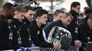 Pemain Leicester City, Harry Maguire (tengah) bersama Matty James, James Maddison, dan Wes Morgan memberi penghormatan atas meninggalnya pemilik Leicester City Vichai Srivaddhanaprabha di luar Stadion King Power, Inggris, Senin (29/10). (Paul Ellis/AFP)