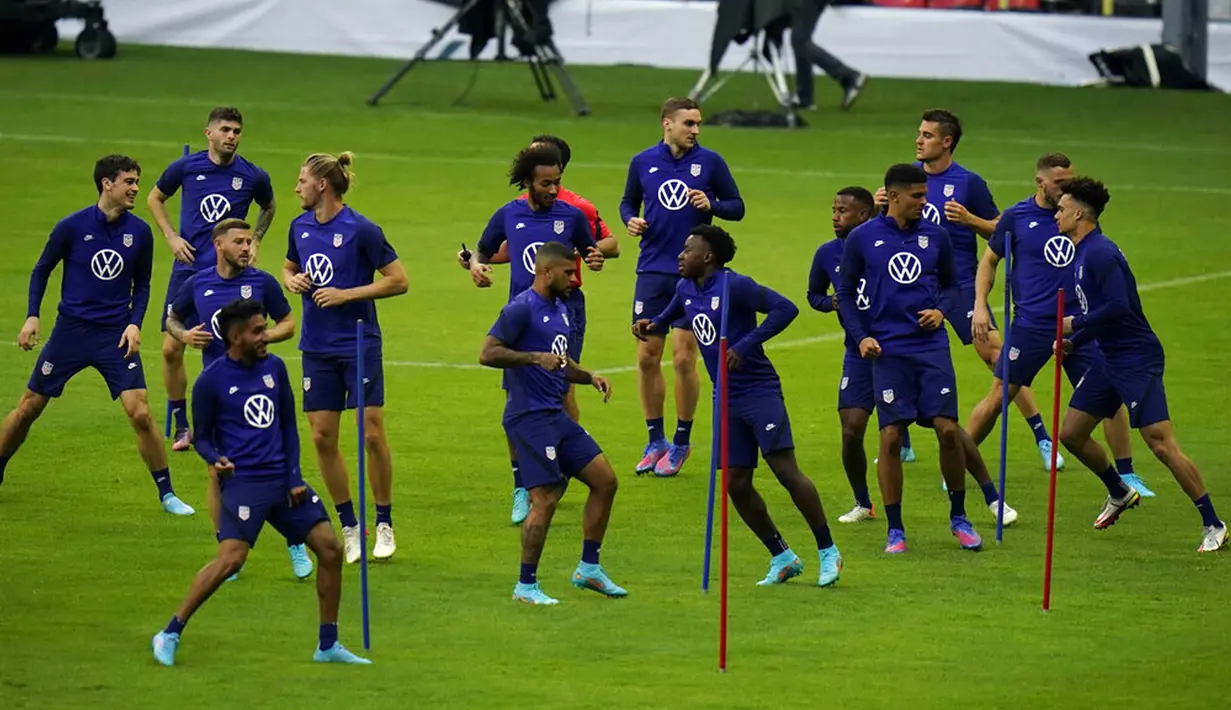 Pemain Amerika Serikat saat sesi latihan jelang melawan Meksiko pada pertandingan kualifikasi Piala Dunia 2022 di Stadion Azteca, Mexico City, Meksiko, 23 Maret 2022. (AP Photo/Eduardo Verdugo)