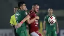 Striker Bali United, Ilija Spasojevic (kanan) mengontrol bola dibayangi bek PS Sleman, Fabiano Beltrame dalam laga perempatfinal Piala Menpora 2021 di Stadion Si Jalak Harupat, Bandung, Senin (12/4/2021). (Bola.com/Ikhwan Yanuar)