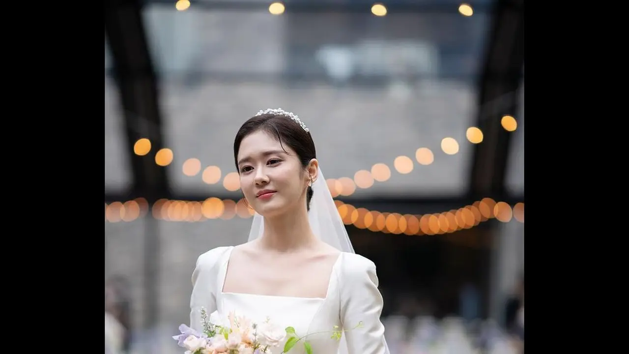 Potret Cantik Jang Nara Menikah Kenakan Gaun Satin Polos Layaknya Pernikahan di Drama Korea