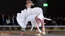 Seorang model terjatuh saat berjalan di atas catwalk Fashion Week Australia di Sydney, Minggu (15/5). Model cantik itu terjatuh kala memperagakan busana karya desainer Toni Maticevski asal Australia. (William WEST/AFP)