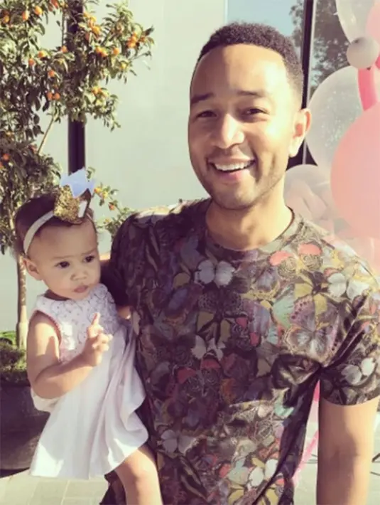 John Legend memang sayang banget sama anaknya. Lihat saja senyum sumringahnya! (instagram/johnlegend)