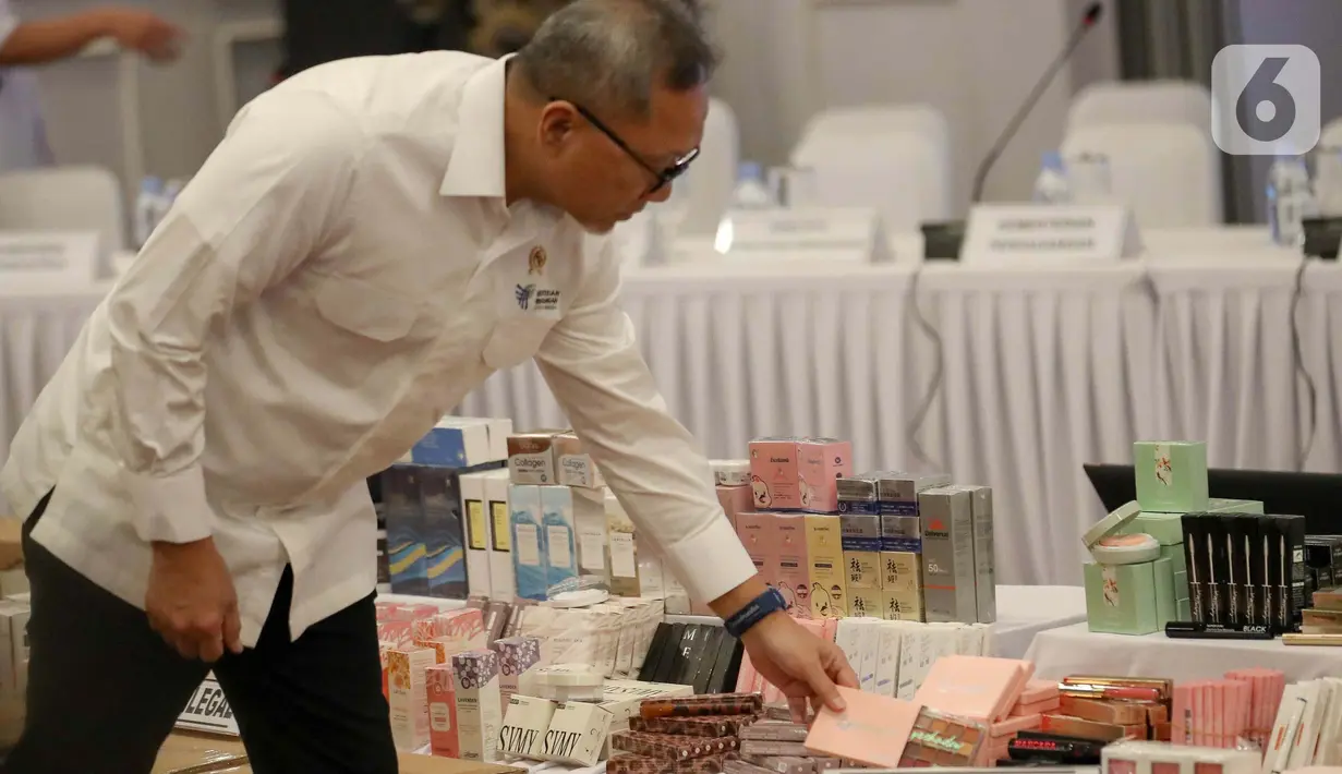 Menteri Perdagangan Zulkifli Hasan meninjau barang bukti kosmetik impor ilegal sebelum konferensi pers di Kantor BPOM, Jakarta, Senin (30/9/2024). (Liputan6.com/Herman Zakharia)