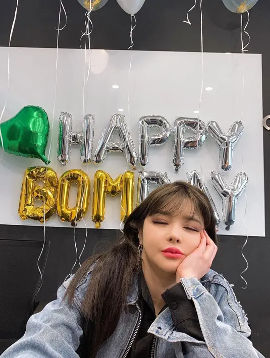 Sementara ini adalah wajah Park Bom saat mengenakan riasan wajah yang lebih tipis. (Foto: Instagram/ newharoobompark)