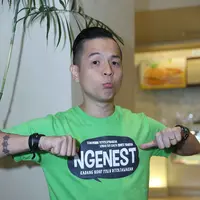 Seminggu setelah di putar di serentak di bioskop-bioskop seluruh Indonesia, film perdana Ernest berjudul ‘Ngenest: Ketika Hidup Perlu Ditertawakan’ masuk deretan film laris. (Nurwahyunan/Bintang.com)