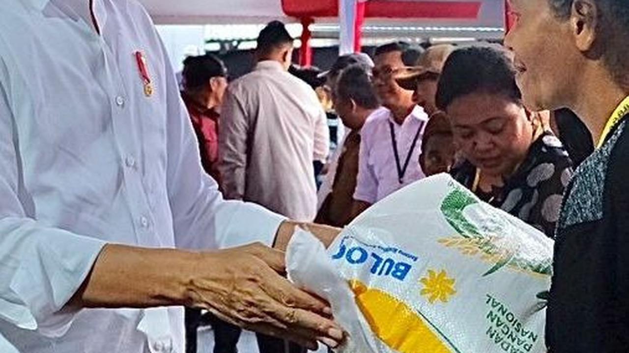 Presiden Jokowi Bagikan Bantuan Pangan Bulog di Tiga Lokasi di NTT Sekaligus