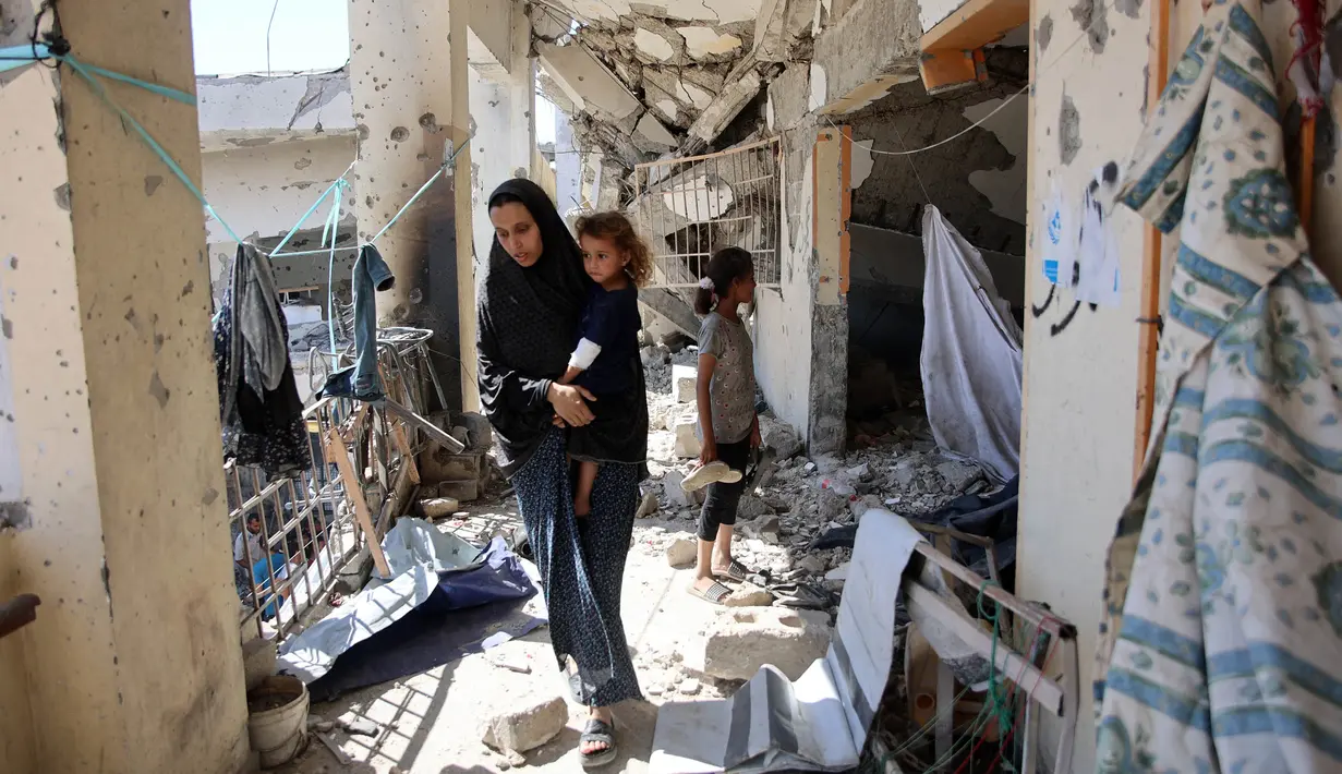 Badan Pertahanan Sipil Gaza melaporkan, serangan Israel menghantam dua sekolah di Kota Gaza pada Kamis (8/8/2024). (Omar AL-QATTAA/AFP)