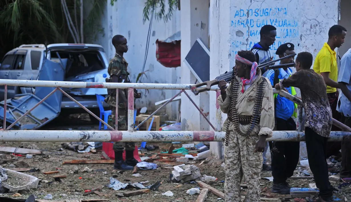 Suasana di sekitar lokasi serangan bom bunuh diri di Mogadishu, Somalia, Kamis (15/6). Kelompok Al-Shabaab mengaku bertanggung jawab atas serangan tersebut. (AFP Photo)