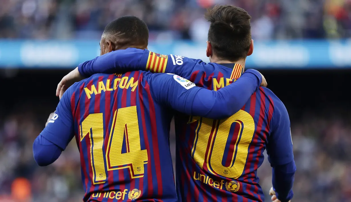 Striker Barcelona, Lionel Messi, bersama Malcom merayakan gol yang dicetaknya ke gawang Espanyol pada laga La Liga di Stadion Camp Nou, Sabtu (30/3). Barcelona menang 2-0 atas Espanyol. (AP/Manu Fernandez)