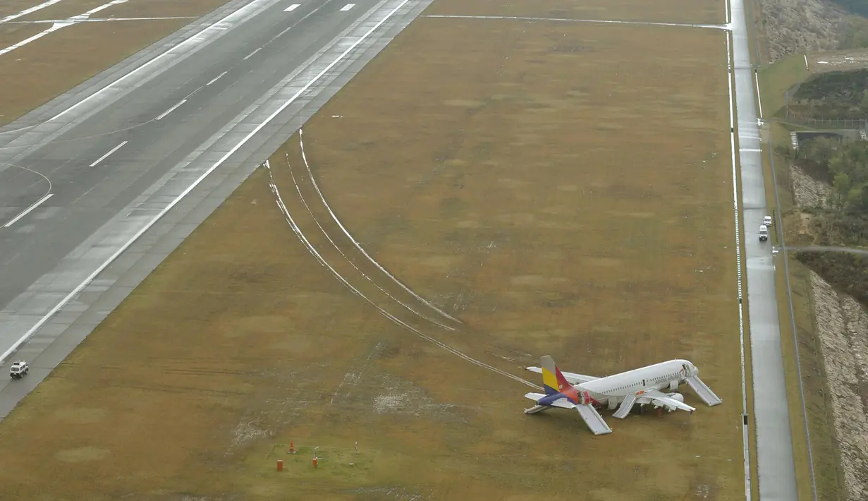 Pesawat Airbus A320 Asiana Airlines tergelincir saat hendak mendarat di Bandara Hiroshima, Jepang pada Selasa (14/4) malam waktu setempat, Rabu (15/4/2015). 23 orang dikabarkan mengalami luka-luka akibat kejadian tersebut. (REUTERS/Kyodo)