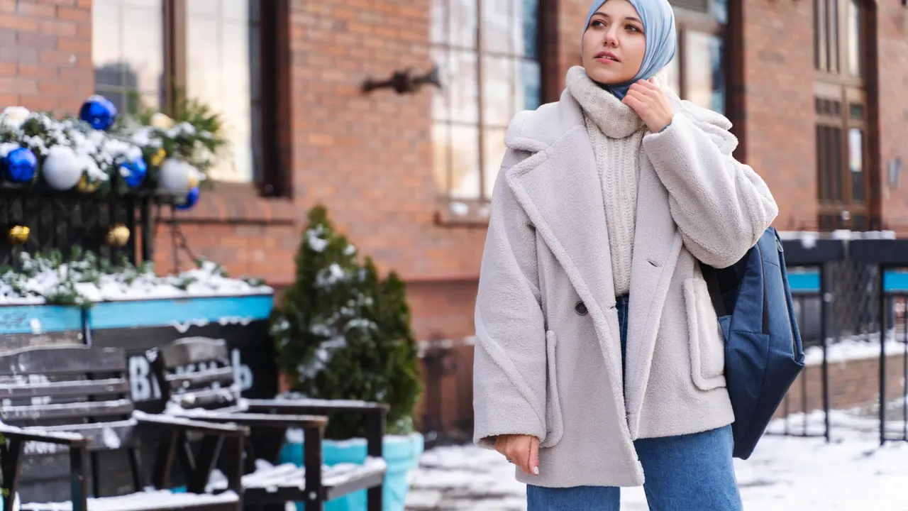 Ilustrasi Cardigan dengan Celana Skinny