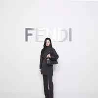 Aktris asal Korea Selatan itu menunjukkan pesona elegan khas wanita karier dengan ansambel serba hitam.