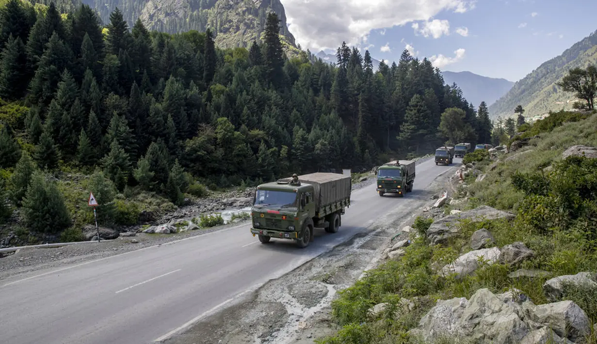 Konvoi tentara India bergerak di Jalan Raya Srinagar-Ladakh, Gagangeer, Srinagar, Kashmir, India, Rabu (9/9/2020). India dan China terlibat dalam kebuntuan yang menegangkan di wilayah gurun dingin Ladakh sejak Mei lalu. (AP Photo/Dar Yasin)