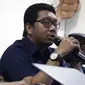 Peneliti ICW, Kurnia Ramadhana (kiri) memberi keterangan terkait 20 nama Capim KPK yang lolos seleksi di gedung LBH Jakarta, Minggu (25/8/2019). Koalisi Kawal Capim KPK menyatakan menemukan adanya potensi konflik kepentingan dari pansel terhadap peserta seleksi. (Liputan6.com/Helmi Fithriansyah)