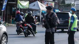 Penempatan pasukan Brimob bersenjata lengkap di jalur arus balik pemudik, untuk mencegah arus lalu lintas dari aksi kriminalitas selama arus balik Lebaran, Jawa Tengah, Jumat (30/6). (Liputan6.com/Faizal Fanani)