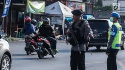Penempatan pasukan Brimob bersenjata lengkap di jalur arus balik pemudik, untuk mencegah arus lalu lintas dari aksi kriminalitas selama arus balik Lebaran, Jawa Tengah, Jumat (30/6). (Liputan6.com/Faizal Fanani)
